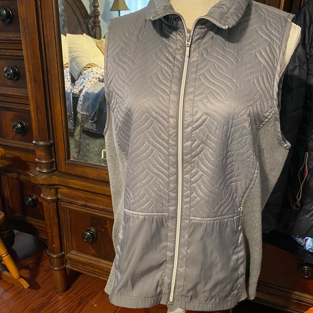 Synergy by Chico’s Light Gray Quilted Zip Front Vest, Chico’s size 2 (M-L)